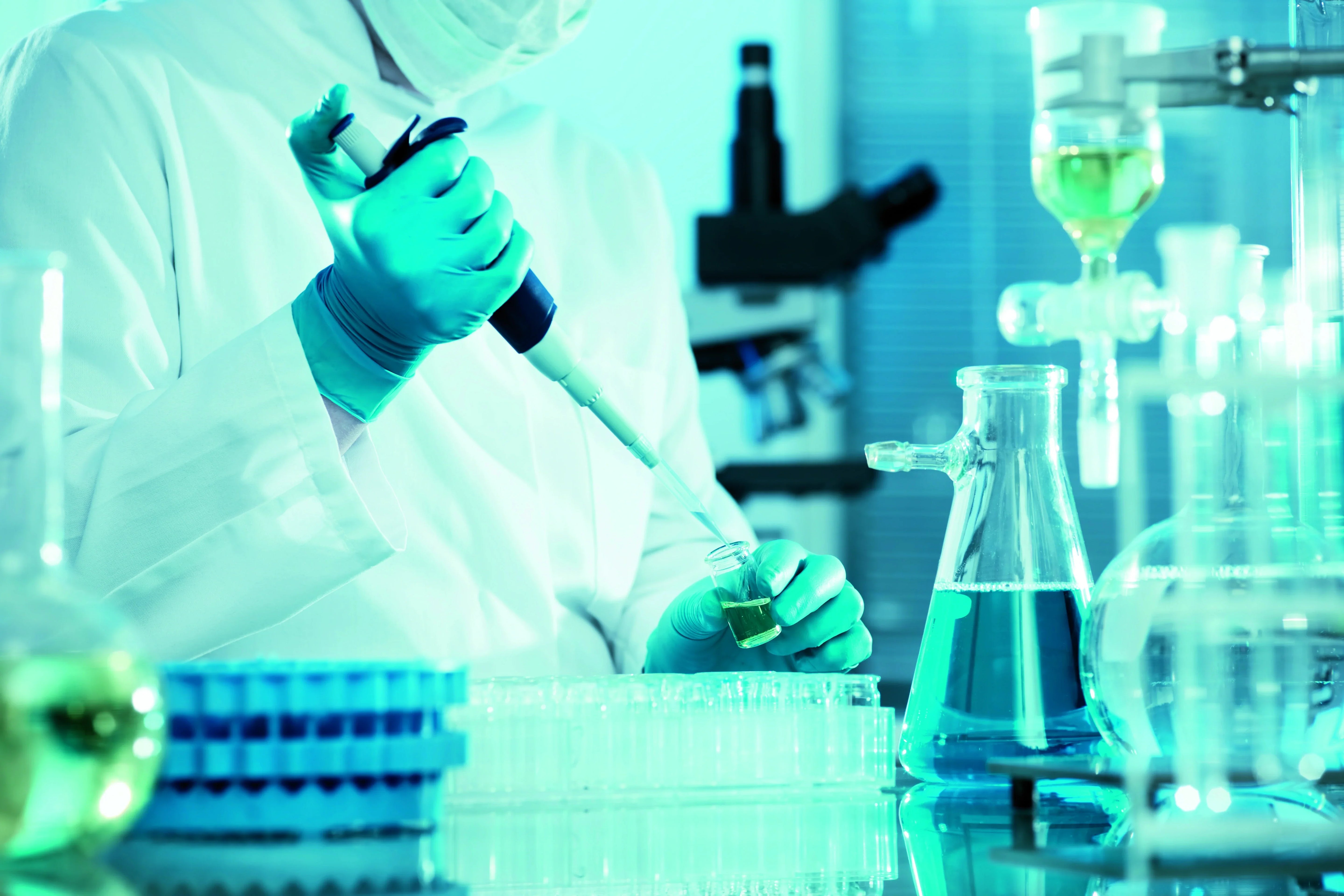 Rozdiel medzi enzymatickým a mikrobiologickým čistením